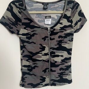 Rue21 Camo Zip Front Top Women’s Medium Ribbed Camouflage Fitted Tee